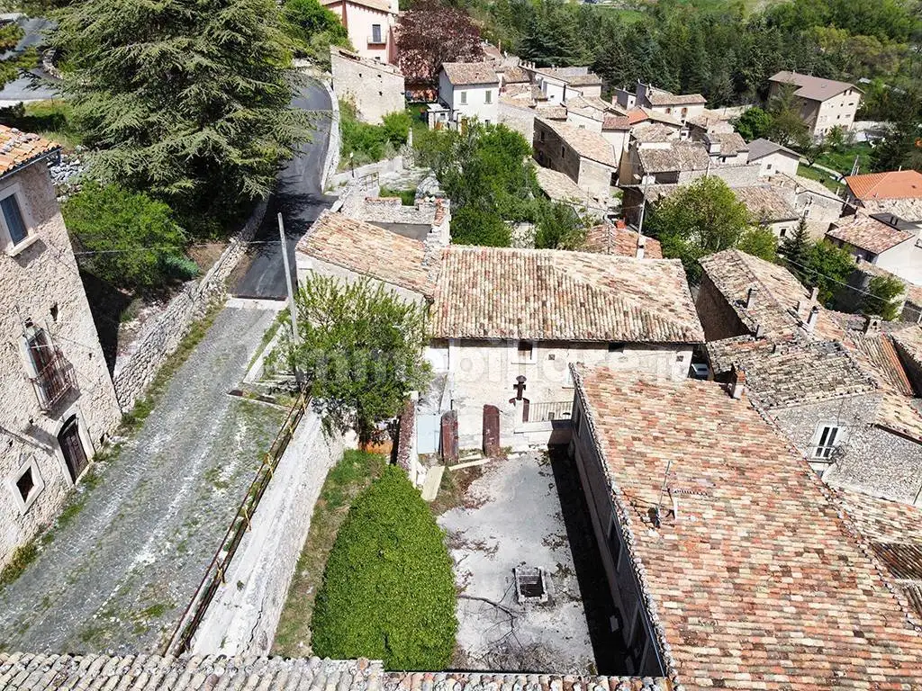 Terratetto unifamiliare via Giovanni Parrozzani, Centro, Calascio - foto 2