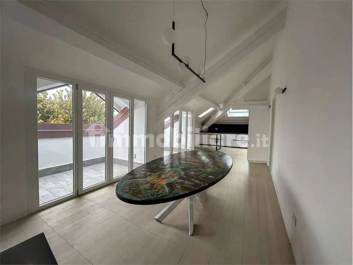 Attico - Mansarda in affitto a Angera