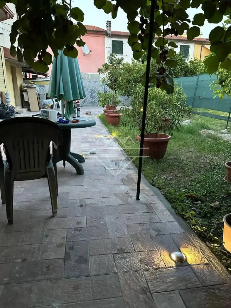 Casa indipendente in affitto a Carrara