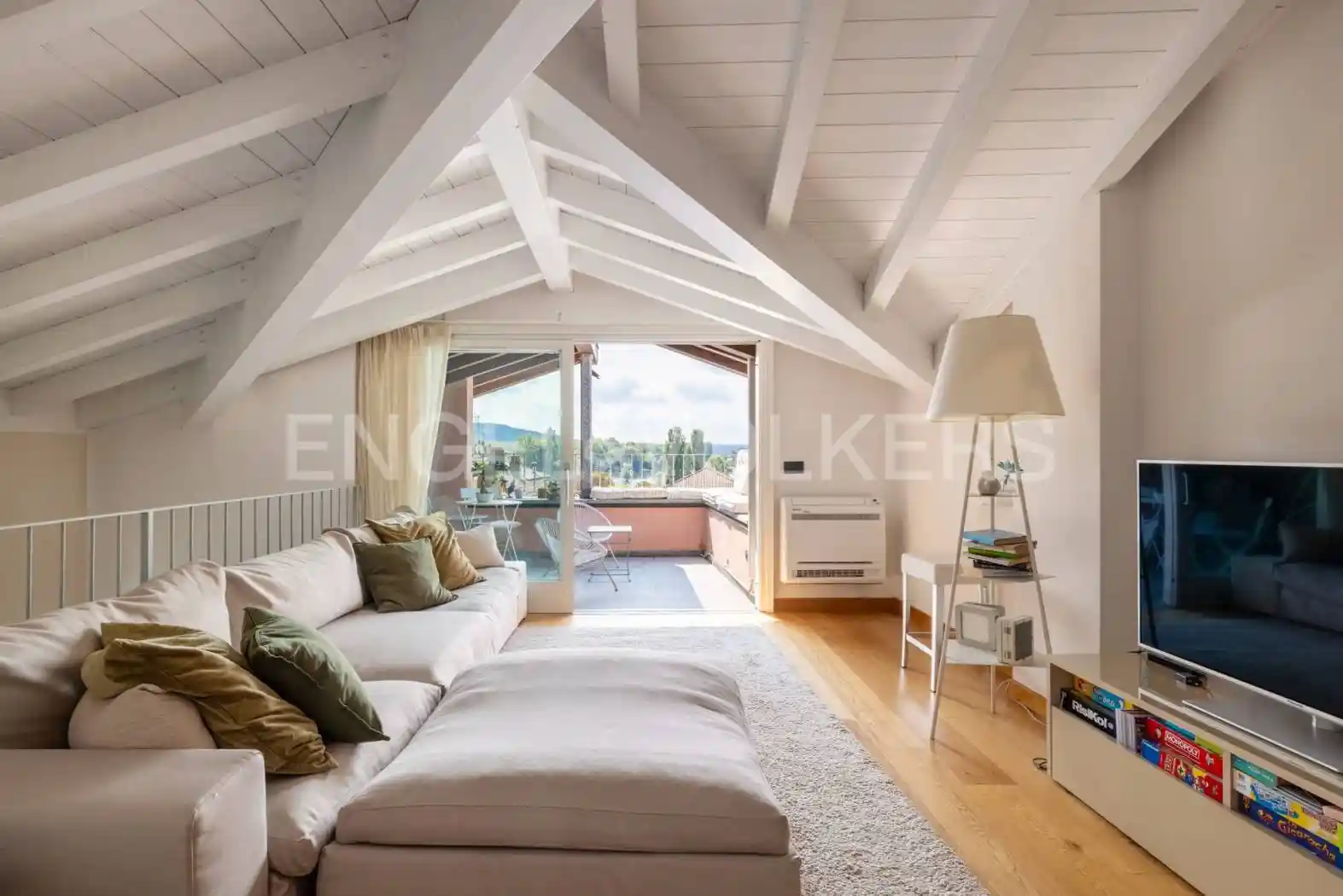 Appartamento in vendita a Angera