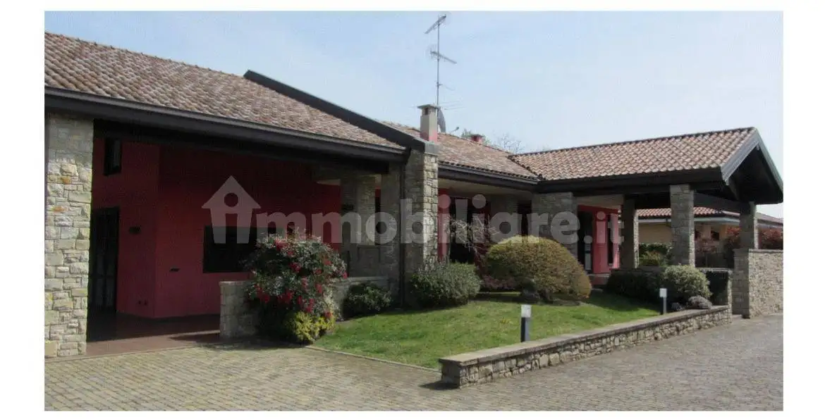 Villa in vendita a Fontaneto d'Agogna
