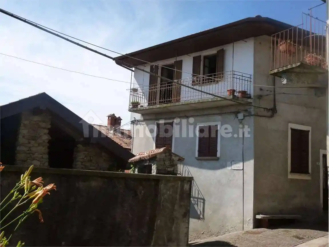 Casa indipendente in vendita a Nebbiuno