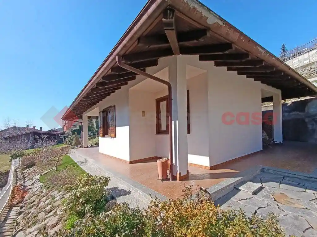 Casa indipendente in vendita a Nebbiuno