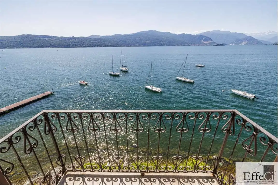 Casa indipendente in affitto a Laveno-Mombello