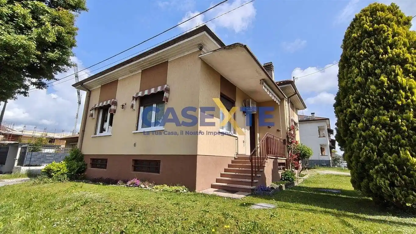 Villa in vendita a Ferno