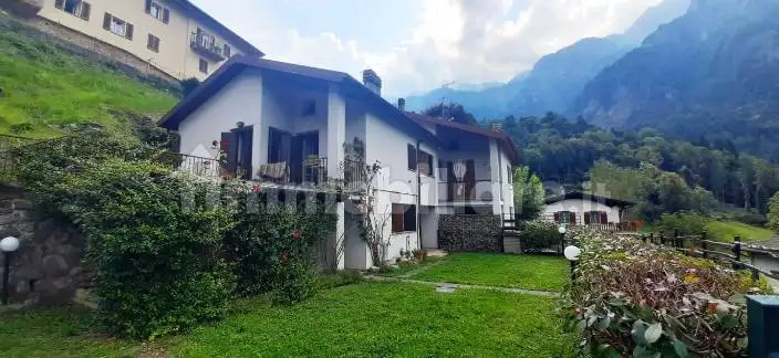 Villa in vendita a Roncobello