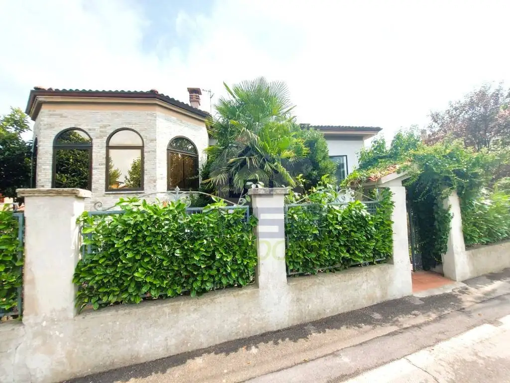 Villa in vendita a Corno Giovine