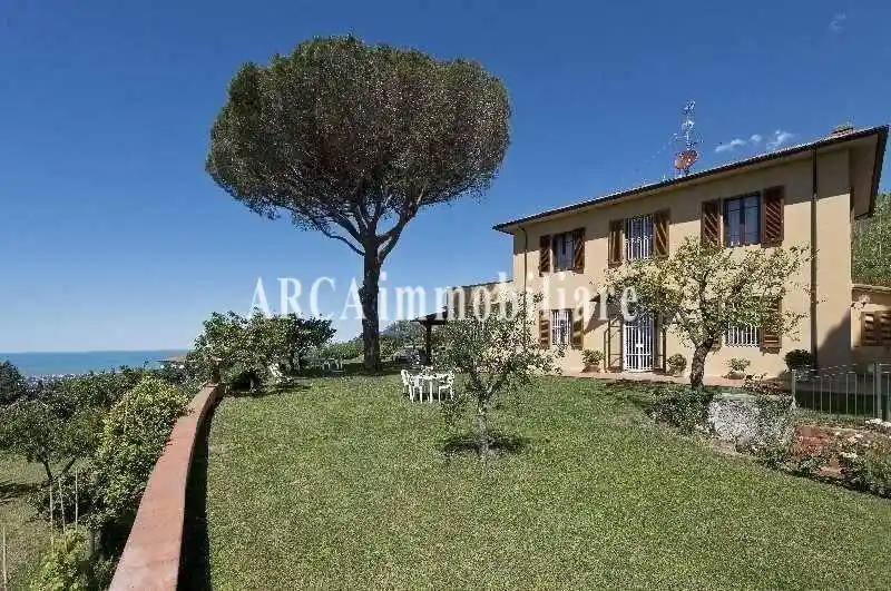 Villa in vendita a Massarosa