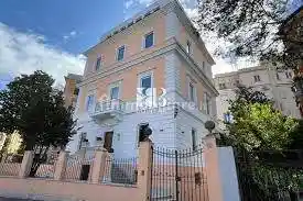 Palazzo - Edificio in vendita a Roma