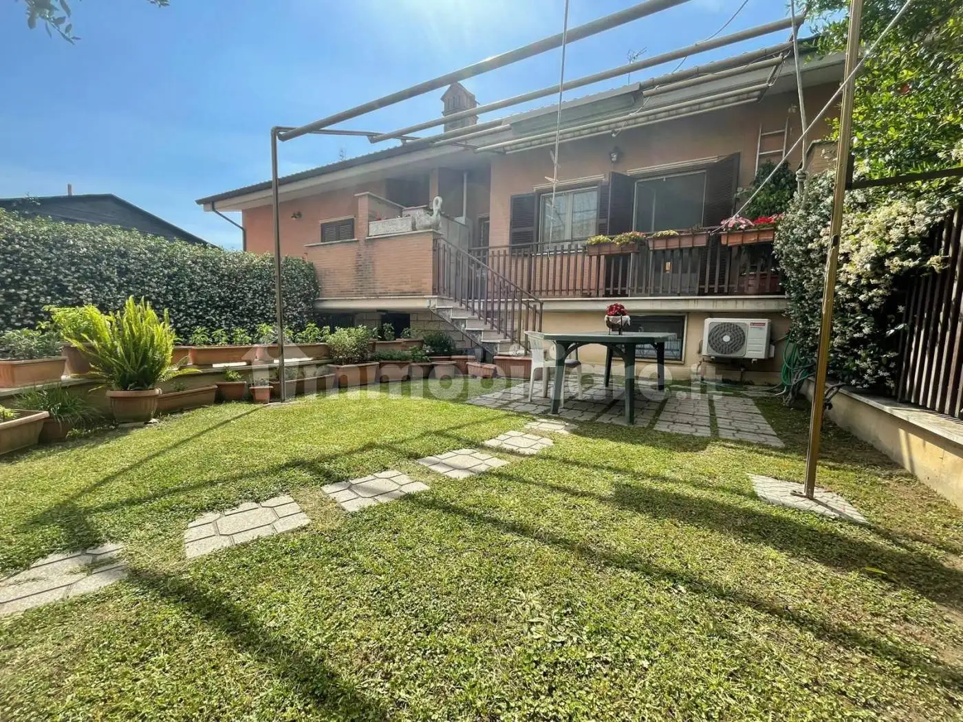 Villa plurifamiliare in vendita a Roma