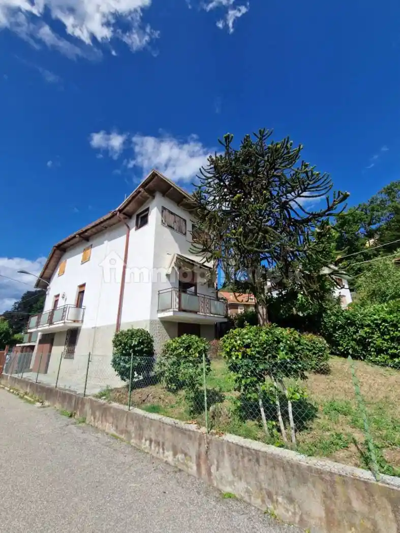 Villa in vendita a Borgosesia