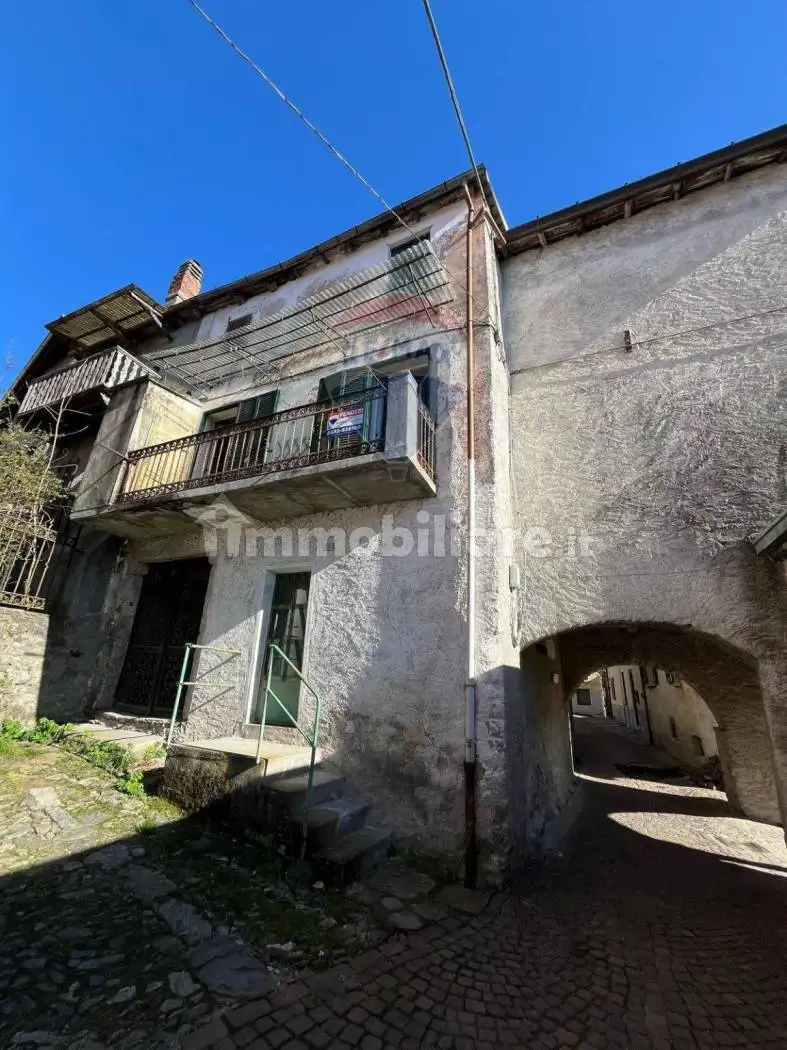 Casa indipendente in vendita a Agra