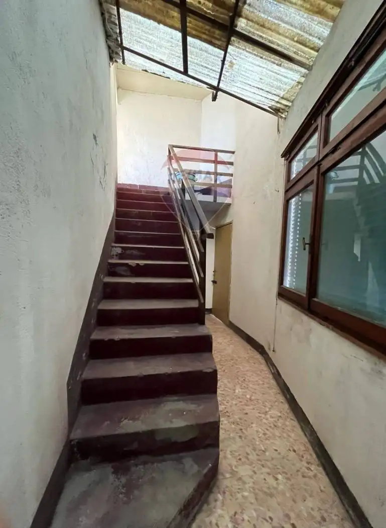 Terratetto plurifamiliare 230 m², da ristrutturare, Agra - foto 5