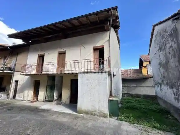 Casa indipendente in vendita a Nebbiuno