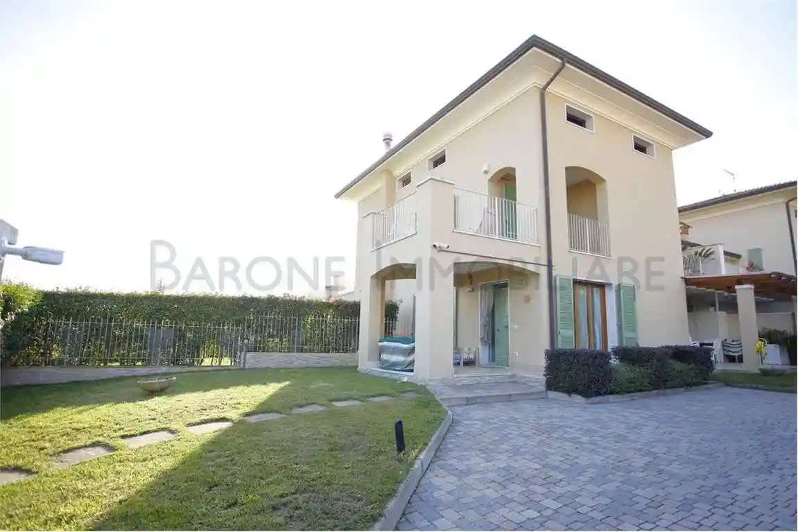 Villa in vendita a Carrara