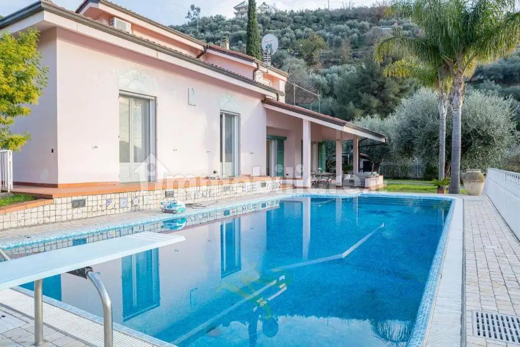 Villa in affitto a Castellaro