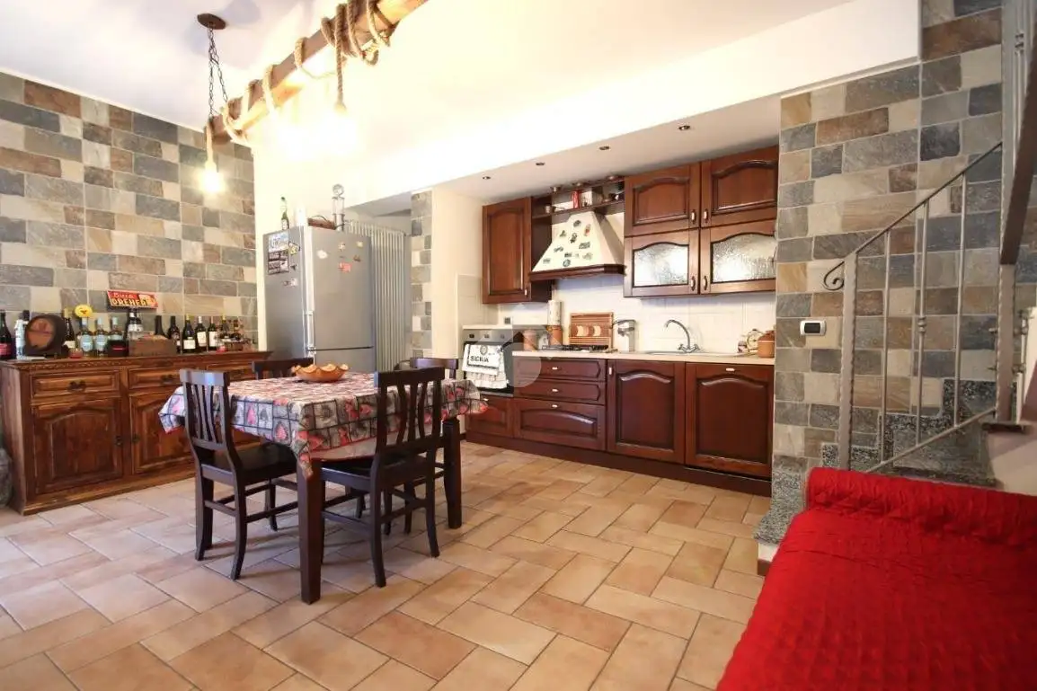 Terratetto plurifamiliare via Giuseppe Garibaldi 99, Centro, Barzanò - foto 2