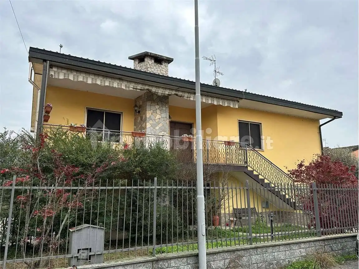 Villa in vendita a Valle Salimbene