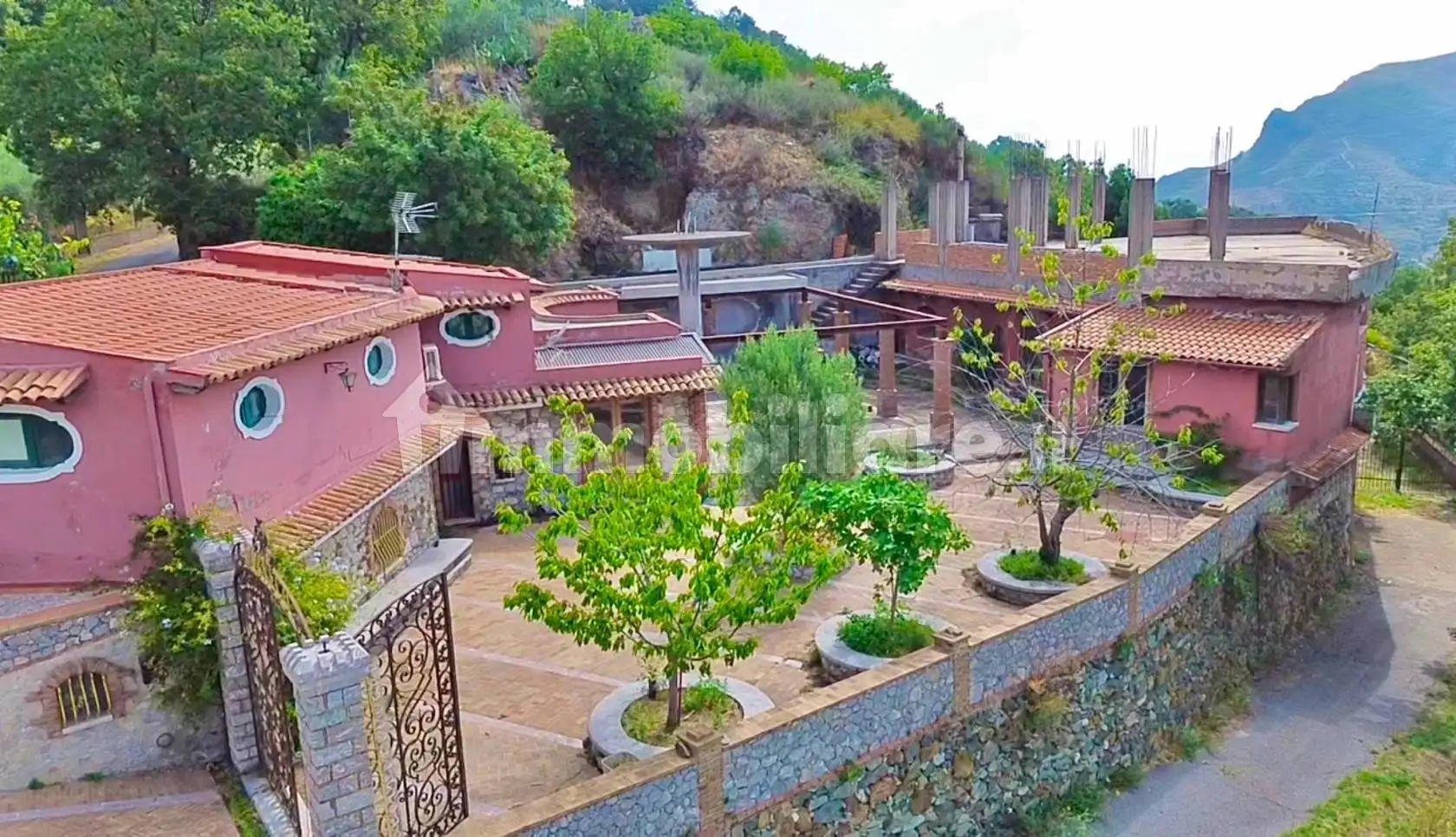 Palazzo - Edificio in vendita a Castelmola