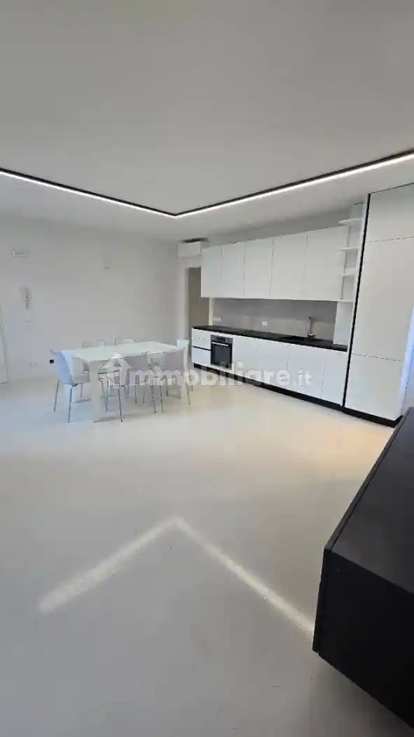 Trilocale piazza Giacomo Matteotti 20, Centro Storico, Desenzano del Garda - foto 3