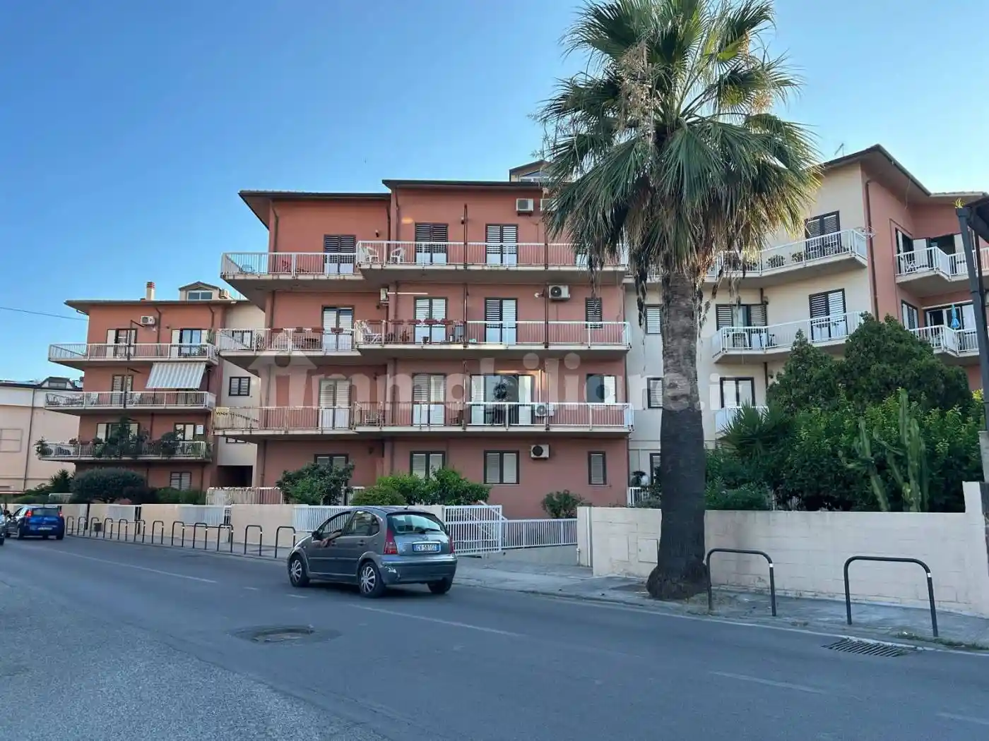 Appartamento via Cristoforo Colombo 140, Bianco - foto 2