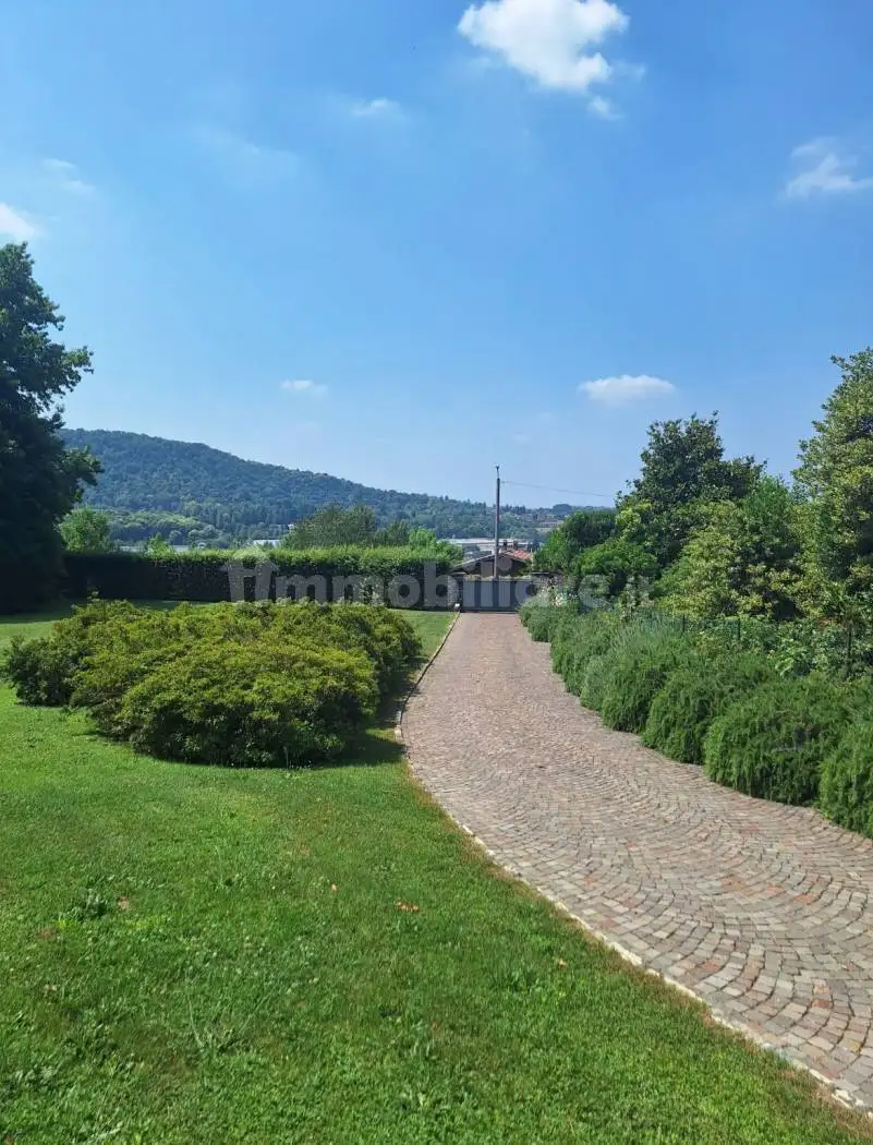 Villa in vendita a Albese con Cassano