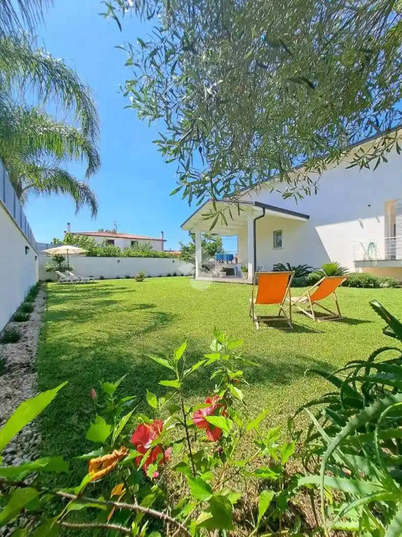 Villa unifamiliare via Stilpone di Megara, Casal Palocco, Roma - foto 2