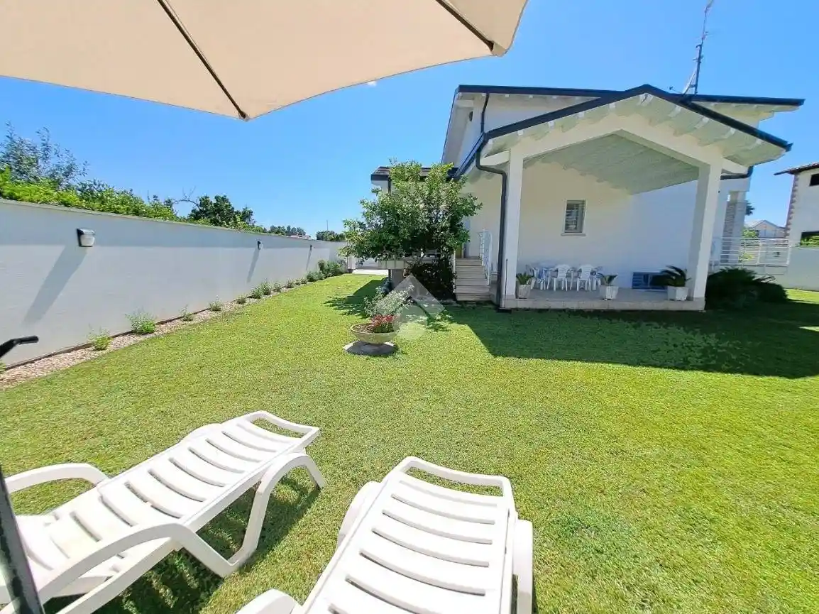 Villa unifamiliare via Stilpone di Megara, Casal Palocco, Roma - foto 5