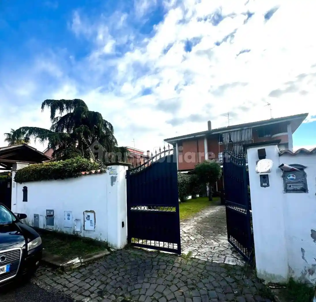 Villa plurifamiliare via Corinna 11, Axa, Roma - foto 2