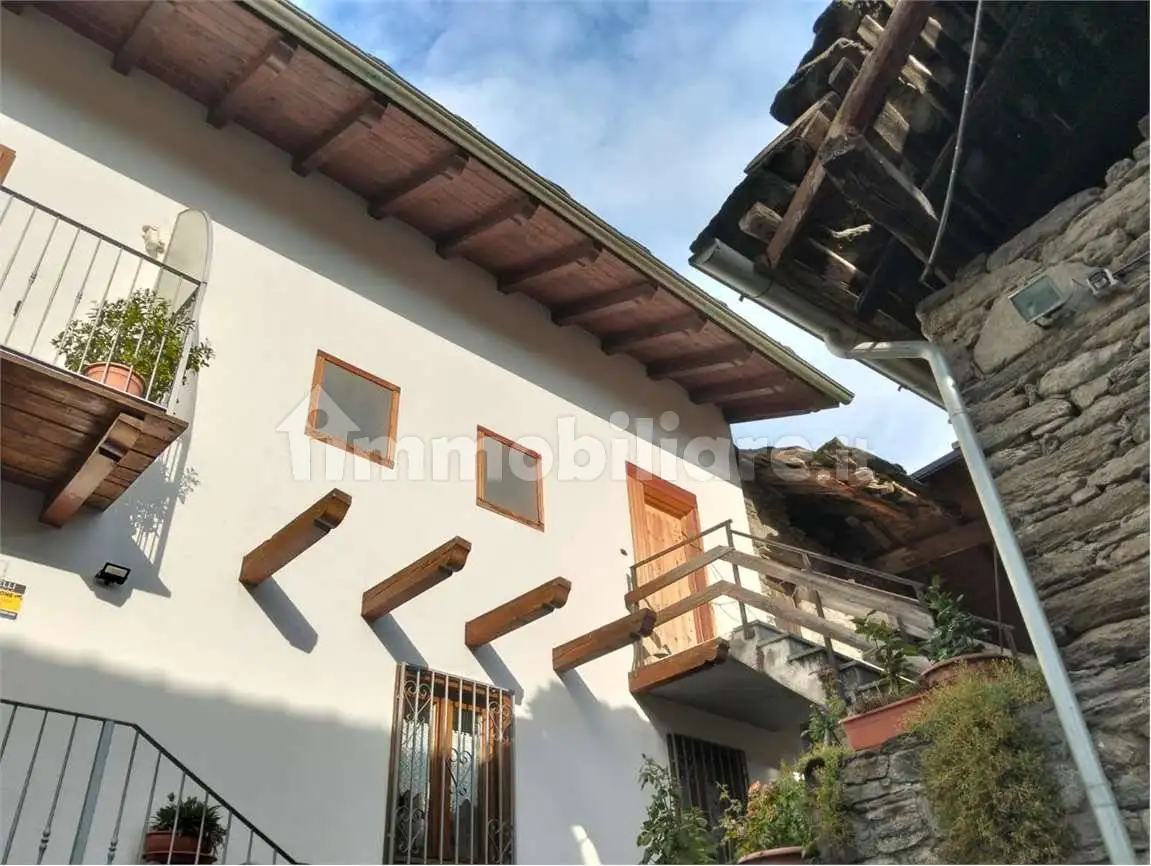 Palazzo - Edificio in vendita a Fénis