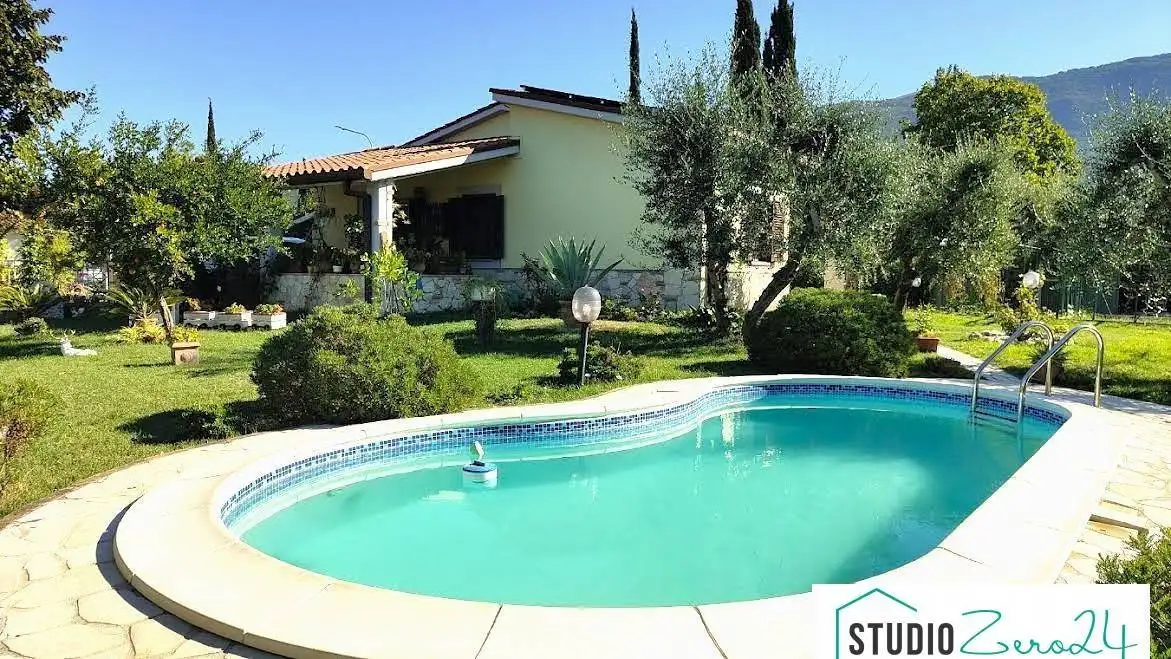 Villa in vendita a Montecchio