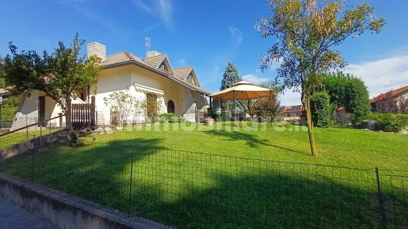 Villa in vendita a Lambrugo