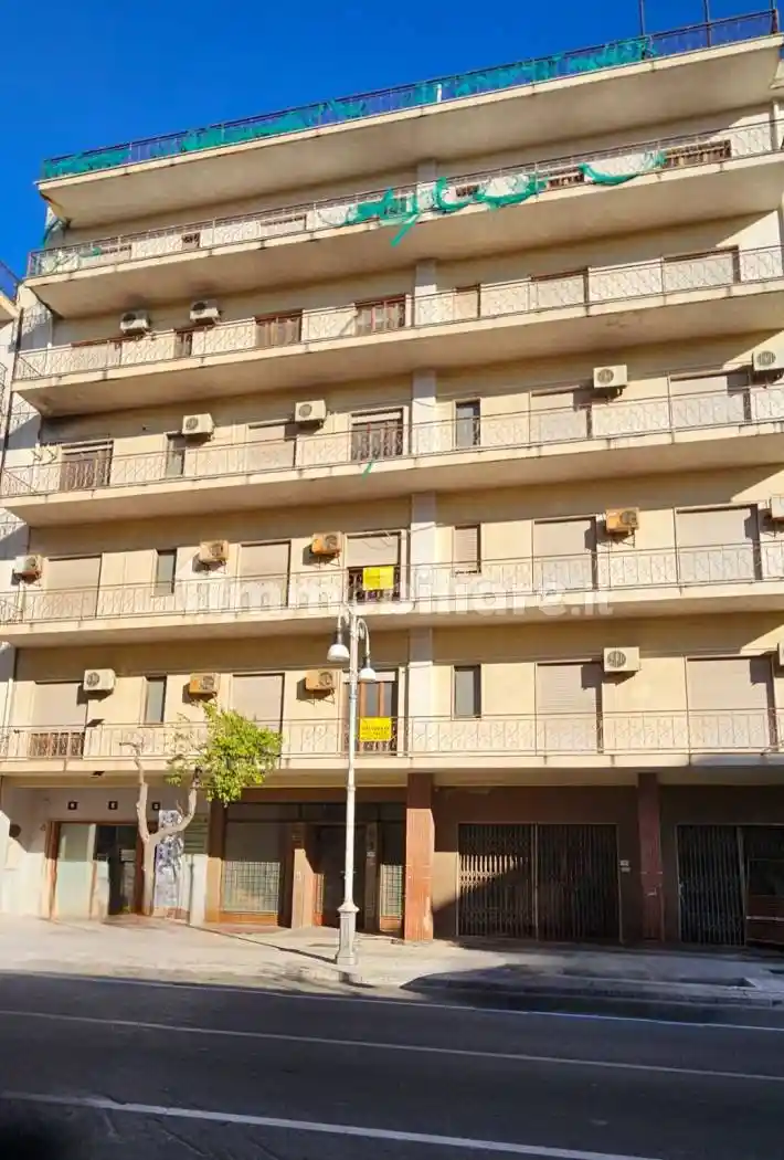 Palazzo - Edificio in vendita a Locri