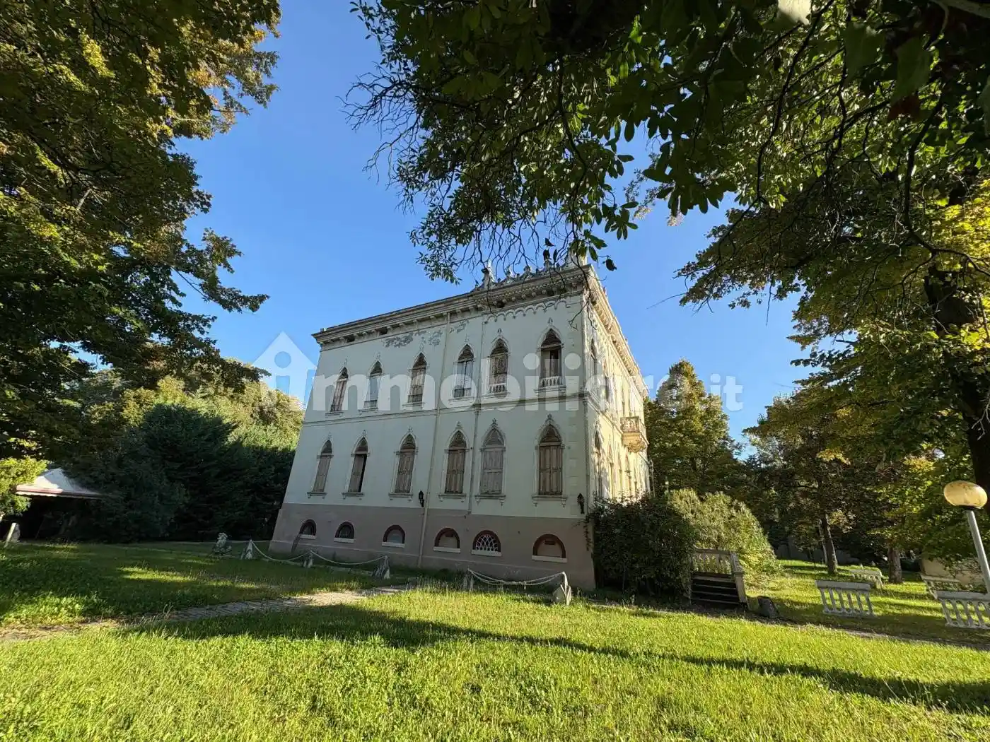 Palazzo - Edificio in vendita a Abano Terme