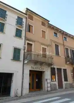 Palazzo - Stabile in vendita a Soave