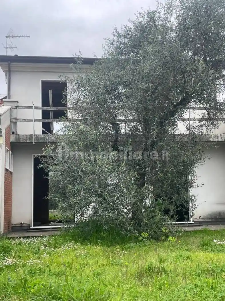 Villa in vendita a Luni