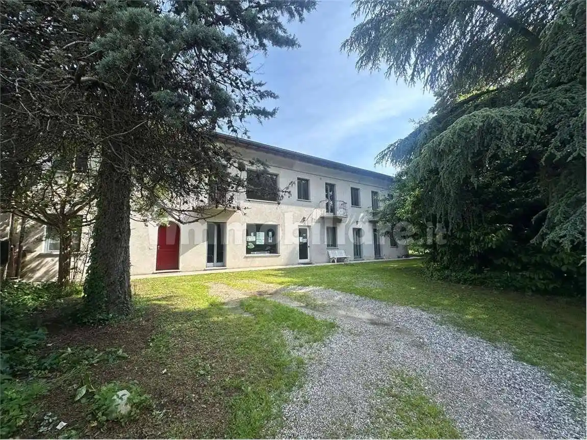 Casa indipendente in vendita a Varallo Pombia