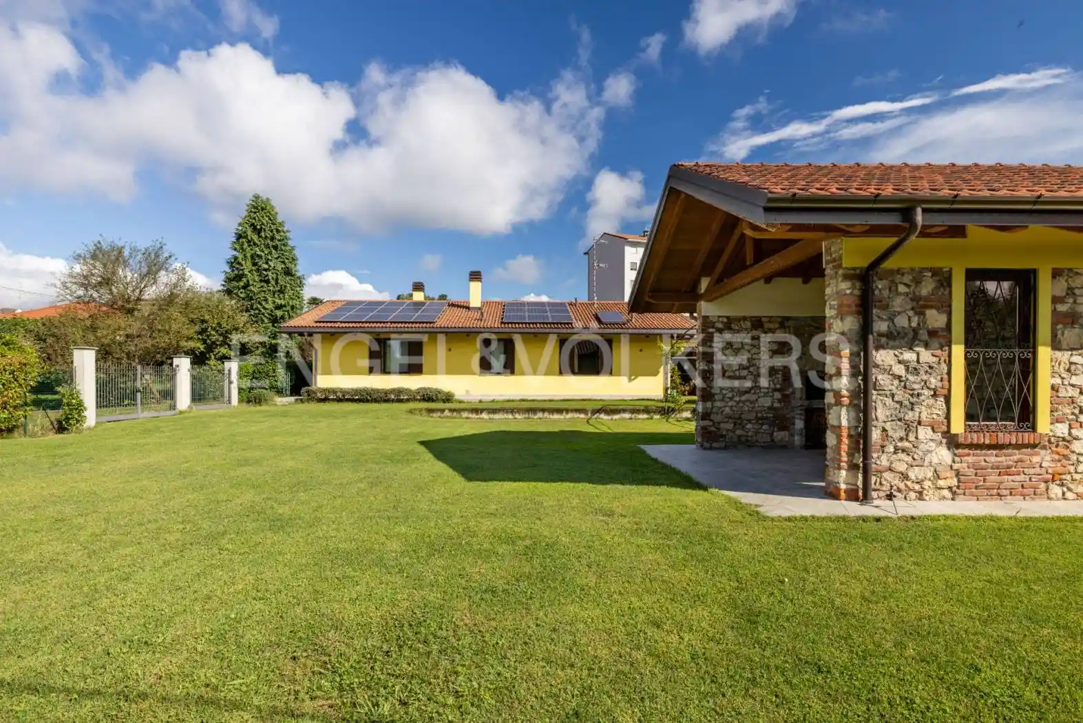 Villa in vendita a Angera