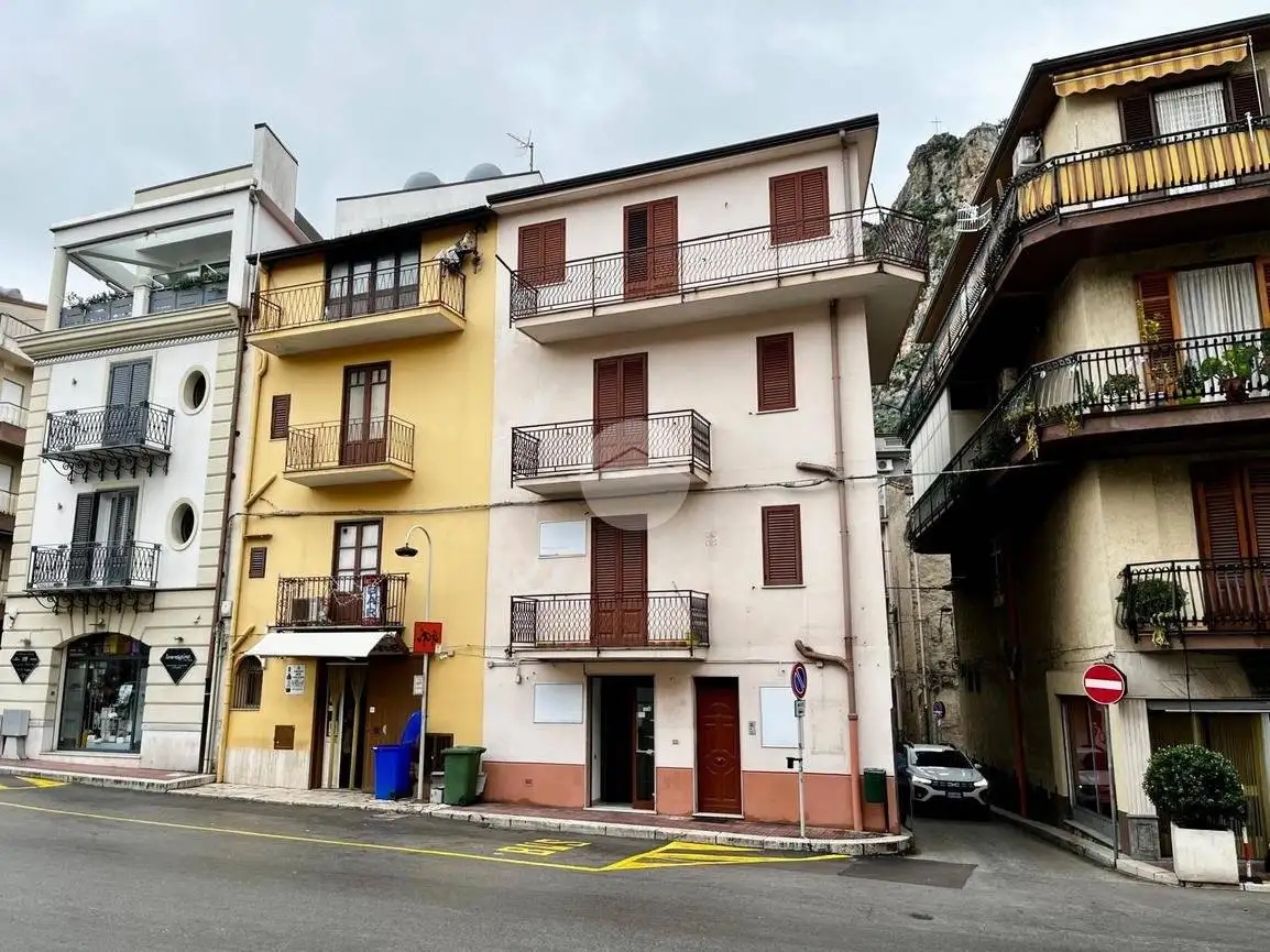 Palazzo - Edificio in vendita a Marineo