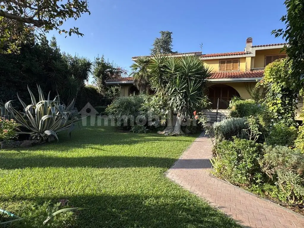 Terratetto plurifamiliare in vendita a Roma