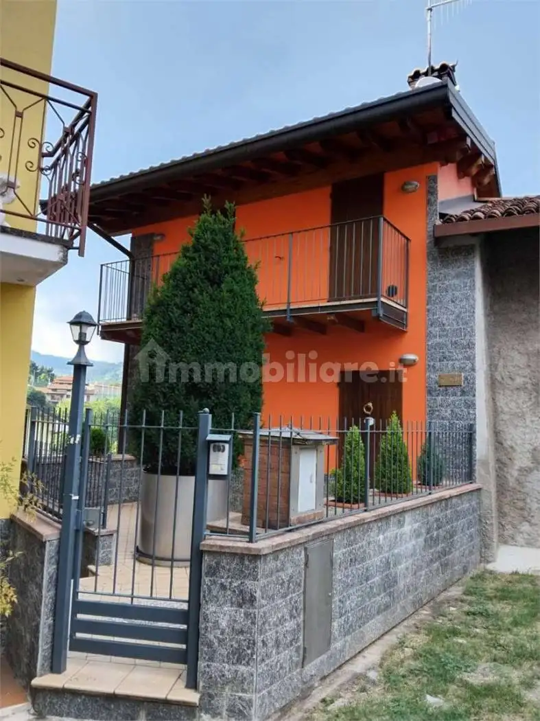 Casa indipendente in vendita a Strozza