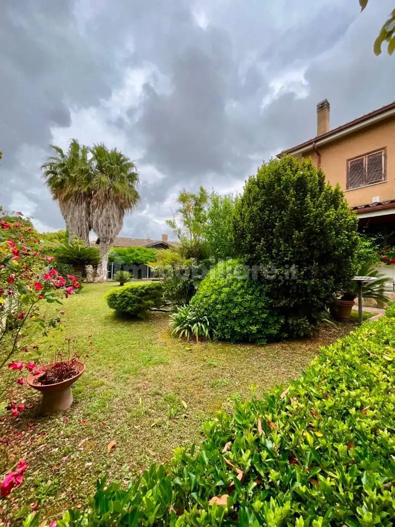Villa bifamiliare in vendita a Roma