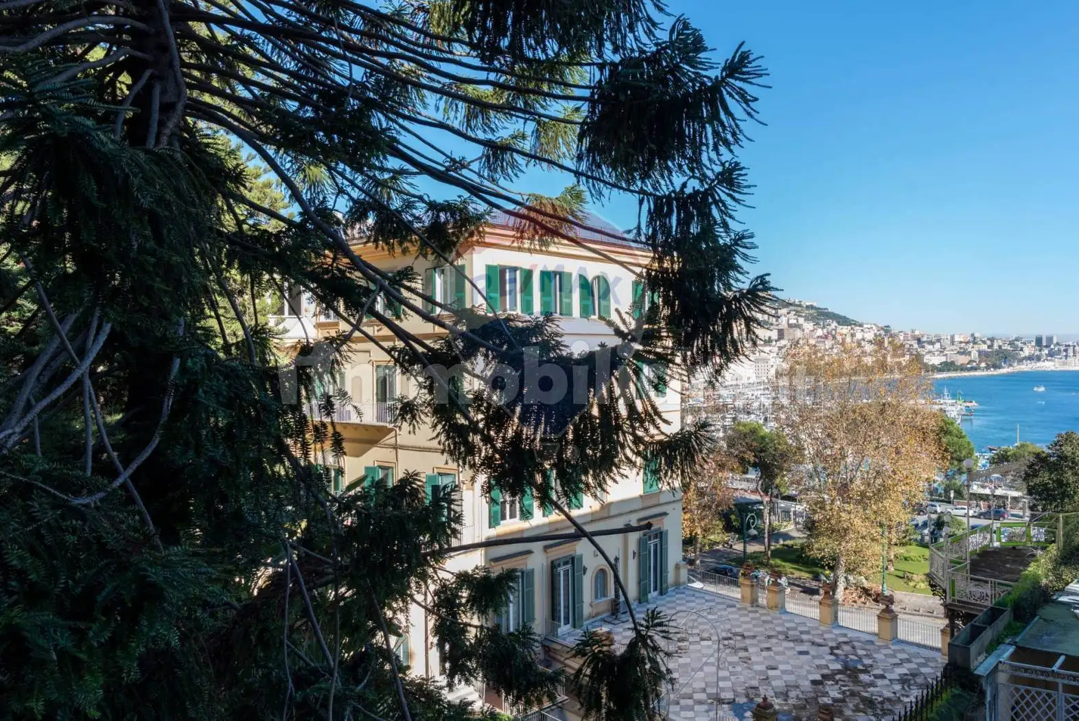 Appartamento in vendita a Napoli