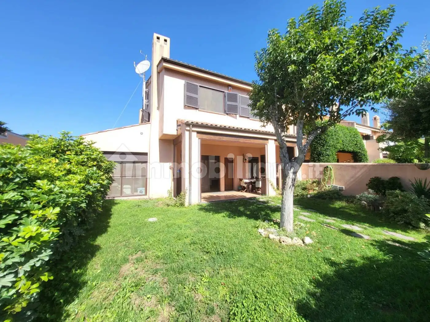 Villa bifamiliare in vendita a Roma