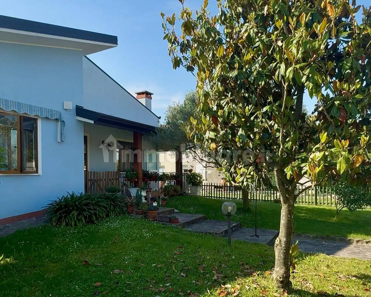 Casa indipendente in vendita a Villa Estense