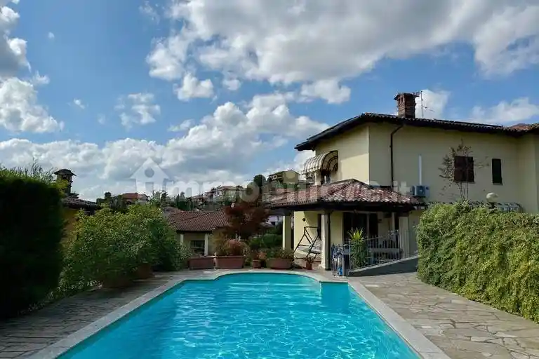 Villa in vendita a Alba