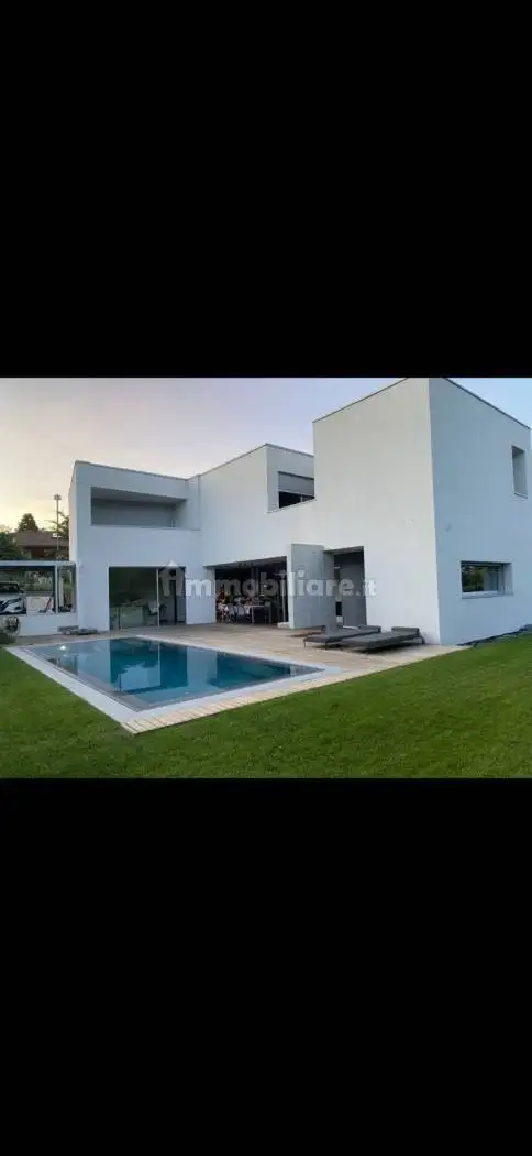 Villa in vendita a Faloppio