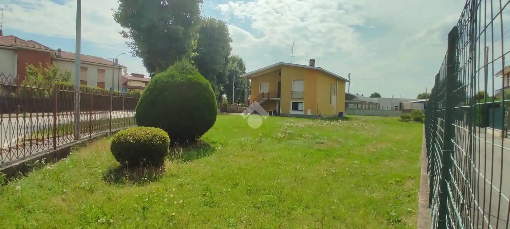 Casa indipendente in vendita a Ferno