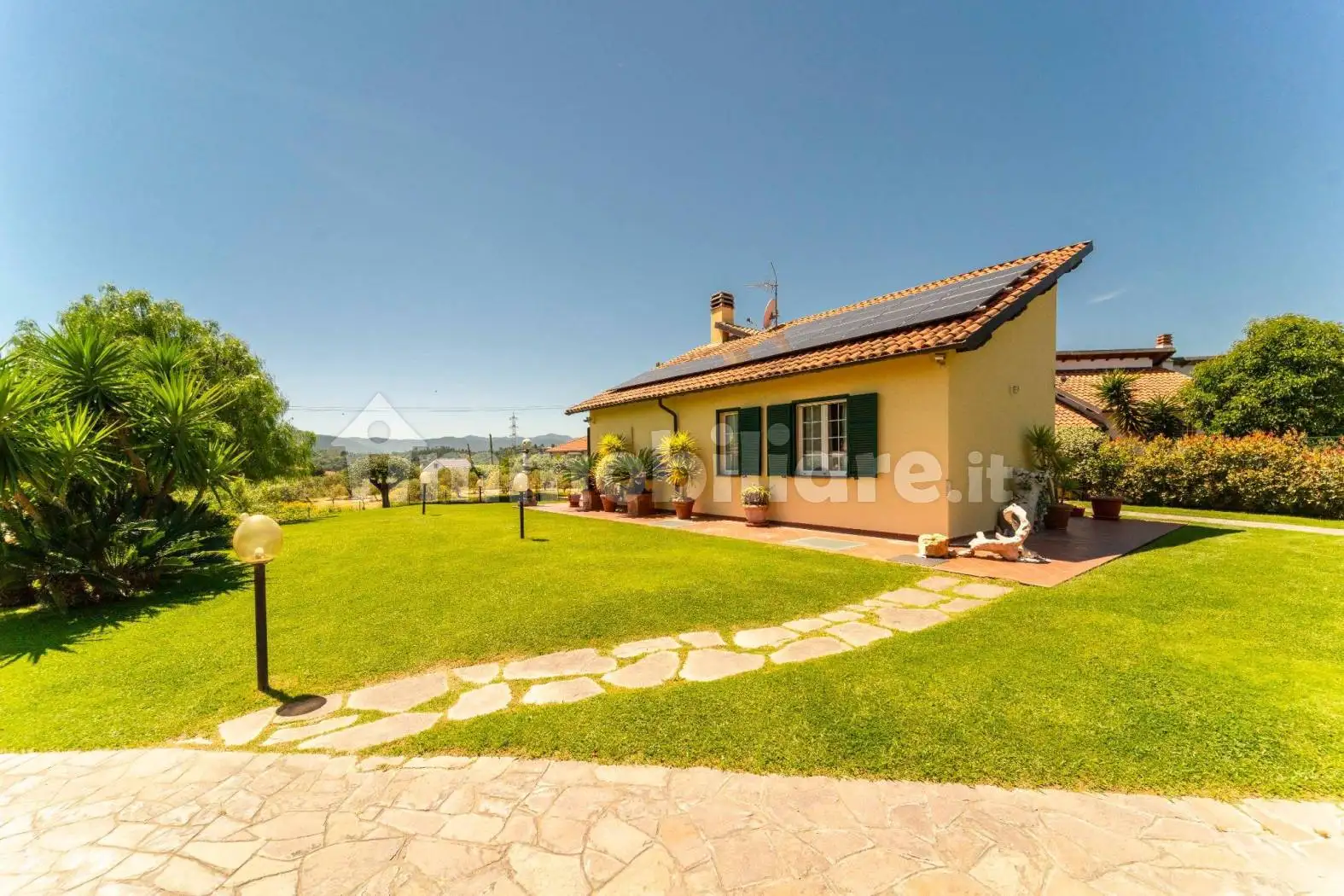 Villa in vendita a Cisano sul Neva