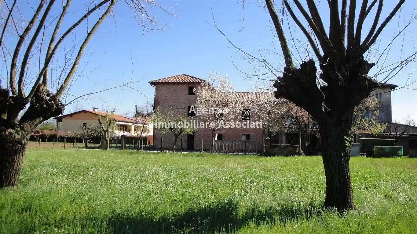 Palazzo - Edificio in vendita a Bassano del Grappa